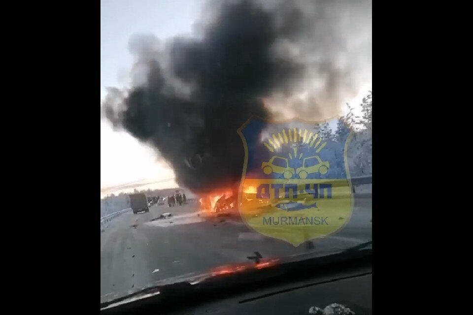     а месте работают пожарные, спасатели, медицинские работники, сотрудники ГИБДД. Фото: скрин видео vk.com/murmansk_dtp