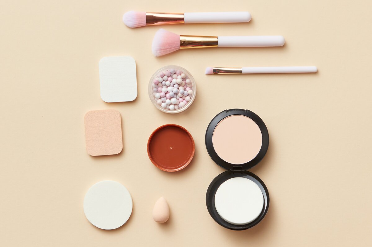     Какое средство для макияжа нельзя использовать после 45 лет — оно точно есть в твоей косметичке