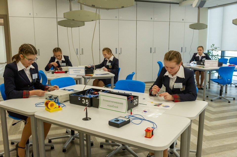     Петербург направил на создание школьных лабораторий и профильных классов 5 миллиардов рублей Олег ЗОЛОТО