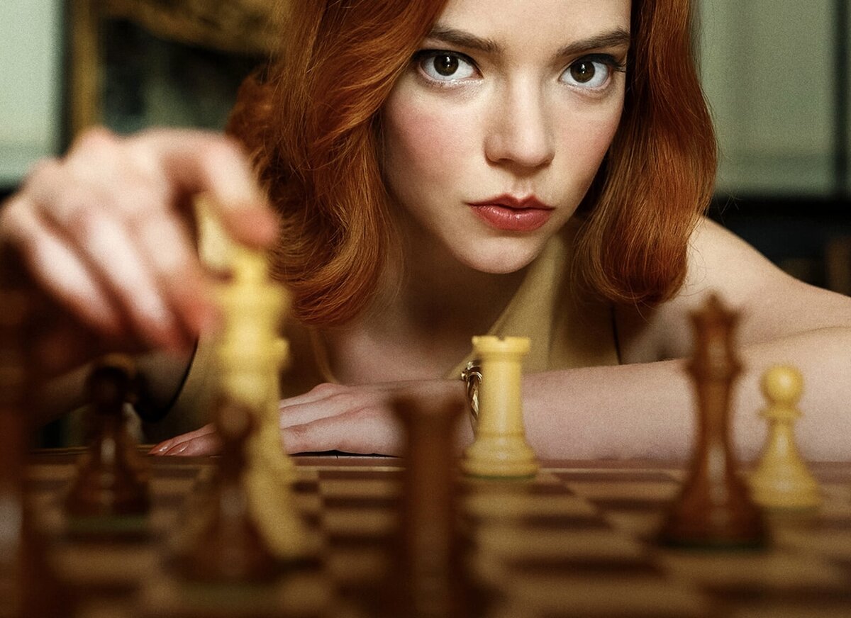 В сериале «Ход королевы» показана женщина, которая умеет просчитывать ходы наперёд. Вот чему стоит научиться Регине. Вот когда её жизнь станет ей в радость. Она будет готова к разным вариантам исхода событий и не окажется в проигрыше | кадр из очень интересного и глубокого фильма 