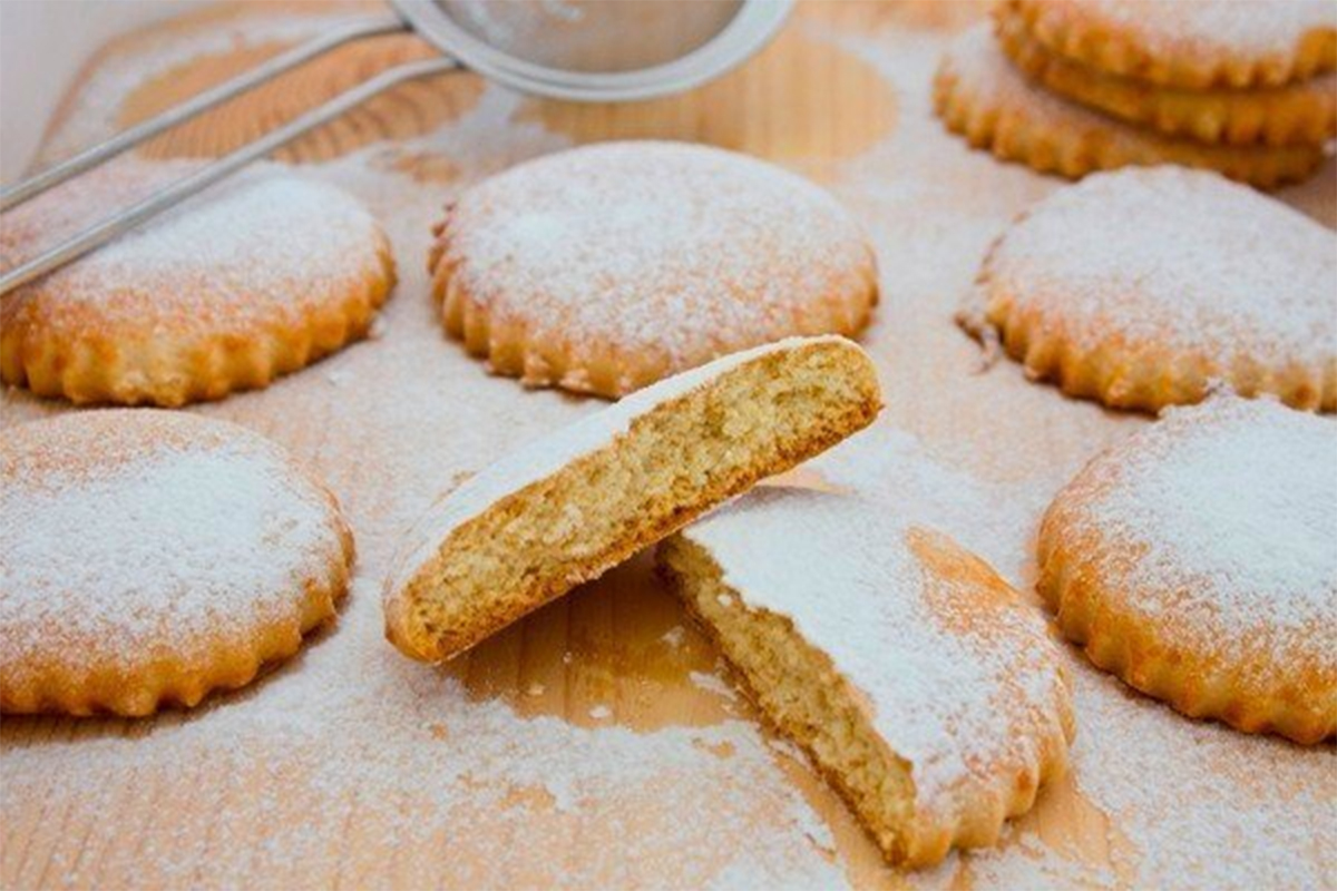 Рецепт коржик молоко. Коржики молочные из детства. Коржик молочный вкус детства. Печенье песочное молочный Коржик. Коржик молочный золотой Колос.