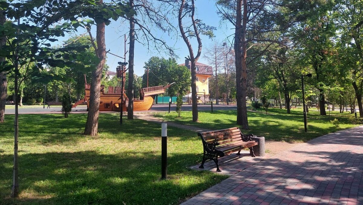     В Ессентуках неизвестные разбили фонари в сквере «Приозерный», сообщил глава городской администрации Александр Некристов.