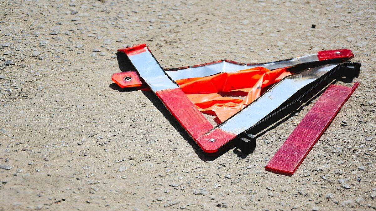     Автобус маршрута № 61с вылетел с проезжей части и врезался в цветочную клумбу.