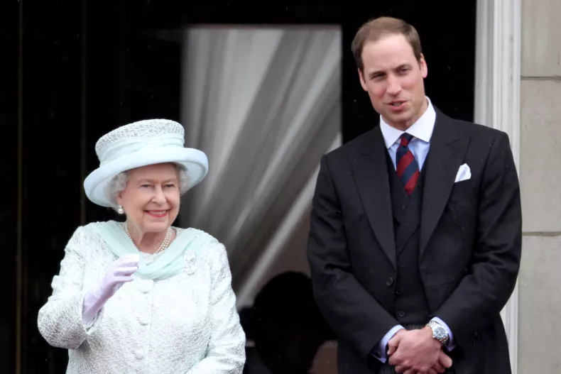 Королева Елизавета II и принц Уильям стоят на балконе Букингемского дворца, Лондон, 5 июня 2012 года. Видео, показывающее покойного монарха и ее внуков в 1992 году, стало вирусным в TikTok.ОЛИ СКАРФ / GETTY IMAGES