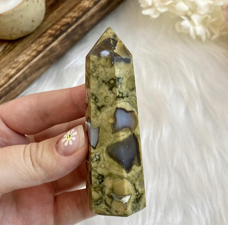 Точеный кристалл из риолита