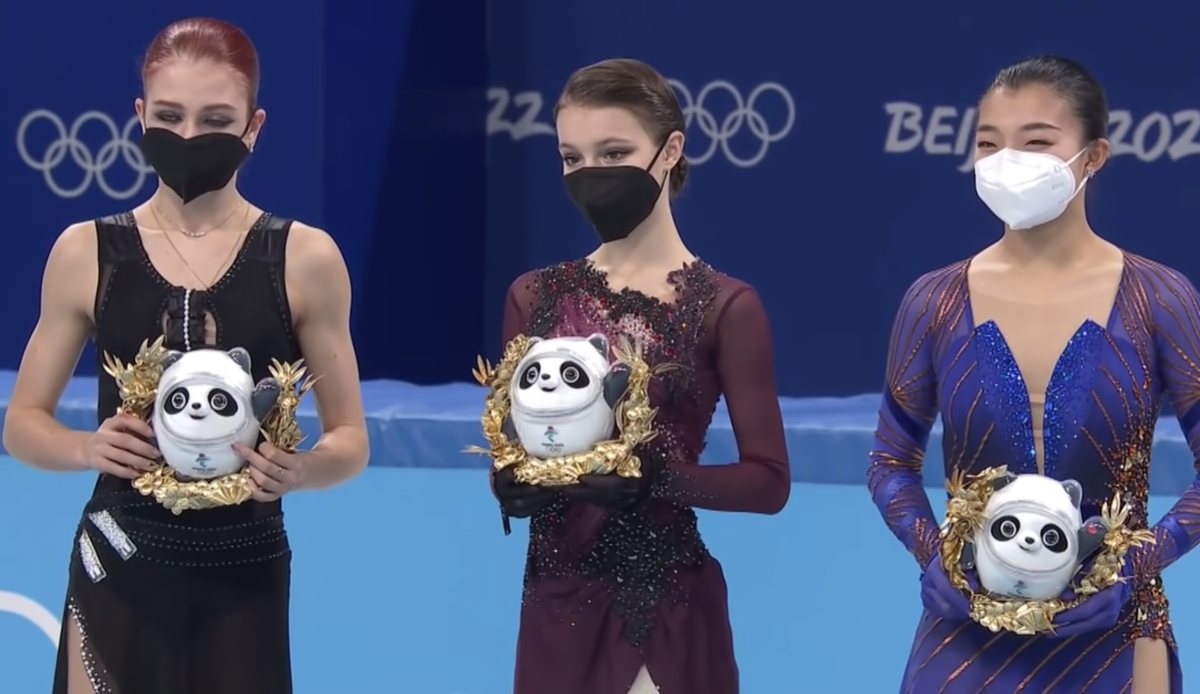 Мишина галлямов чемпионат европы 2022. Церемония фигурное катание. Награждение фигуристок на олимпиаде александры трусовой. Награждение фигуристов на чемпионате. Церемония фигурное катание.