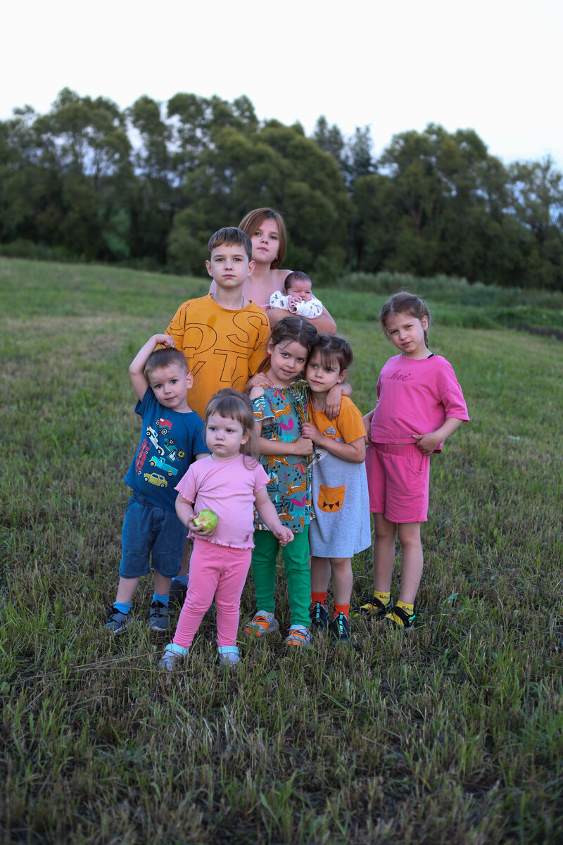 Он же наверняка сморит мои ролики, стримы и знает о наших проблемах и невзгодах.