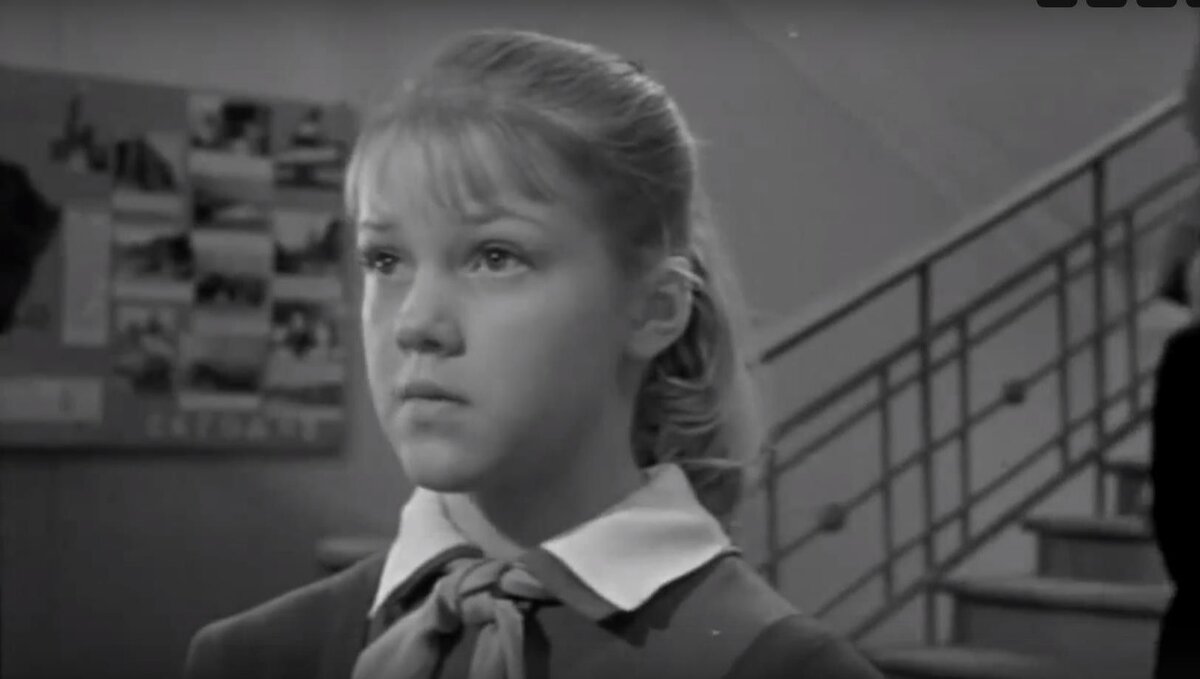 ПЕРВАЯ КИНОРОЛЬ ЕЛЕНЫ ПРОКЛОВОЙ. КАДР ИЗ ФИЛЬМА "ЗВОНЯТ, ОТКРОЙТЕ ДВЕРЬ" (1965, РЕЖИССЁР АЛЕКСАНДР МИТТА)