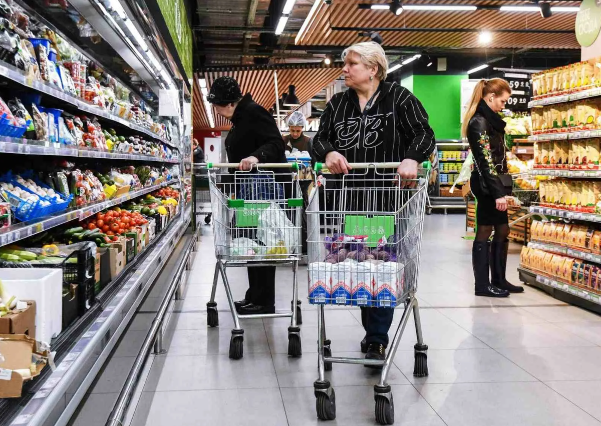 Российские супермаркеты. Супермаркет продукты. Перекресток покупатели. Покупатель в супермаркете. Продуктовый магазин с посетителями.