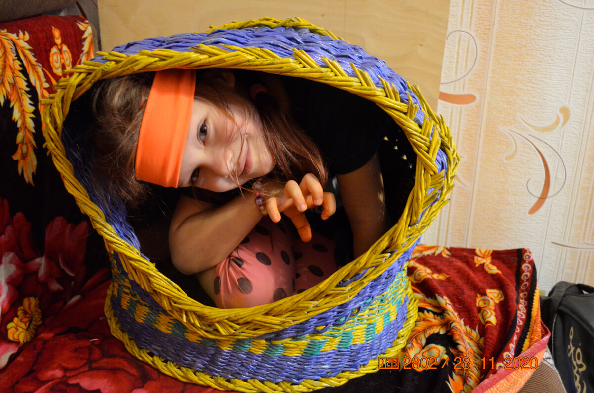 Сестра в "котодомике" Кошке не очень понравился дом.