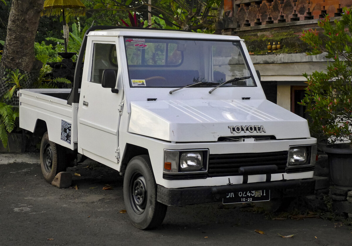    Это не самоделка, к которой кто-то шутки ради приклеил логотип «TOYOTA», а Kijang первого поколения. Выпускался с 1976 по 1981 год в Индонезии и на Филиппинах, где назывался Tamaraw. Конструктивно максимально простой грузовичок имеет 1,2-литровую «четвёрку», механическую коробку передач и задний привод.   
Bahnfrend / Wikipedia