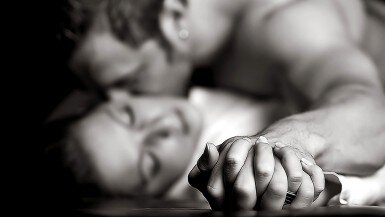 Порно фото: мужчина и две женщины занимаются сексом втроем