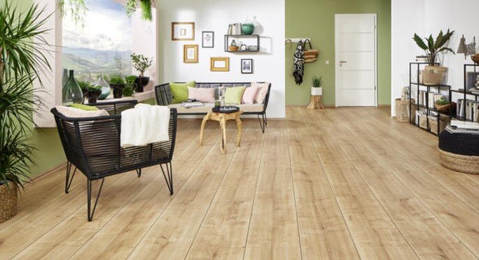 Укладывать ламинат зачастую проще, чем другие напольные покрытия, поскольку он обычно имеет защелкивающуюся систему, обеспечивающую быструю и легкую укладку.