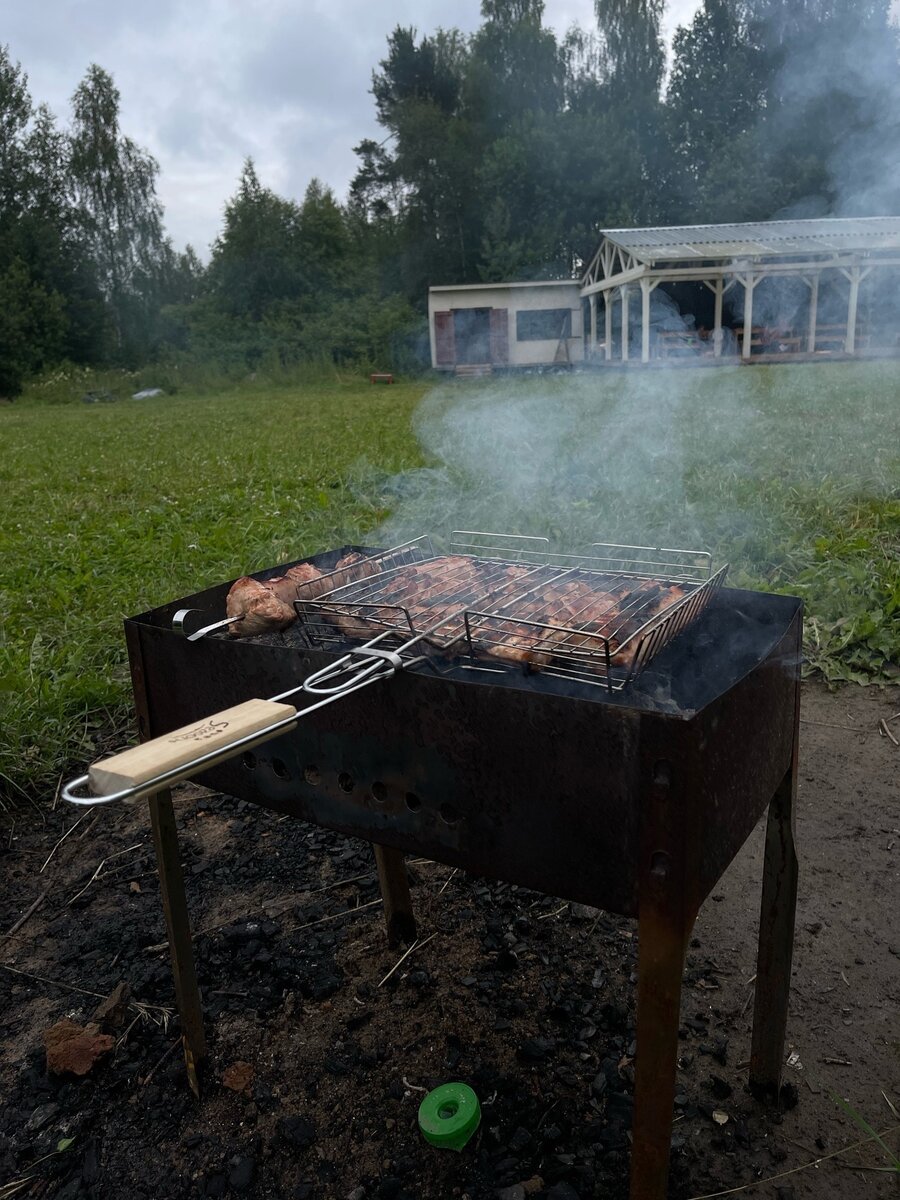 на фоне мангала как раз таки туалеты с душем и навес под которым играют детки