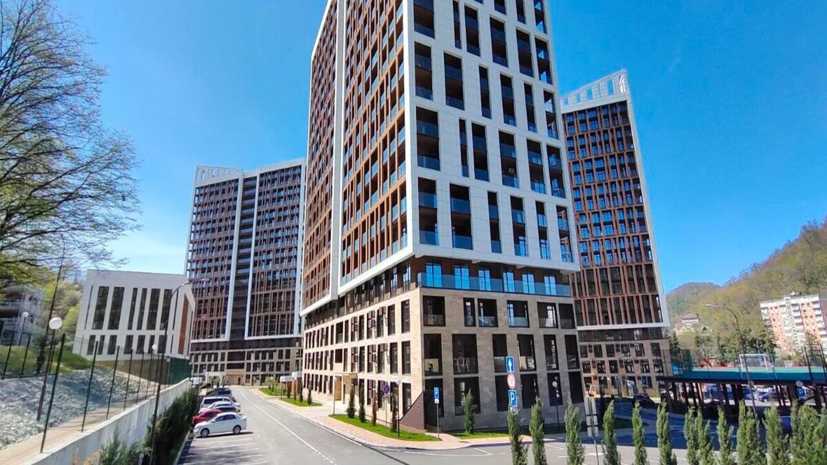 В комплексе четыре многоэтажных корпуса, многоуровневая парковка, бассейн с зоной отдыха, облагороженный парк с аллеей для прогулок, кафе и рестораны и, конечно, собственный торговый центр. В комплексе продуманы система охраны, консьерж-сервис, пропускная система для автомобилей, для гостей спроектированы просторные гостевые парковки. «Аллея Парк» находится в центральной части Дагомыса. Вокруг собрана основная инфраструктура поселка: магазины, кафе и рестораны, школа, больница, детские сады. Рядом с комплексом расположена остановка общественного транспорта, чуть дальше железнодорожная станция, с которой на скоростном поезде можно быстро добраться до Сочи, Красной Поляны и аэропорта. Всё это повышает качество жизни, не нужно далеко ехать, чтобы отдохнуть, заняться спортом, купить продукты или вкусно поужинать.