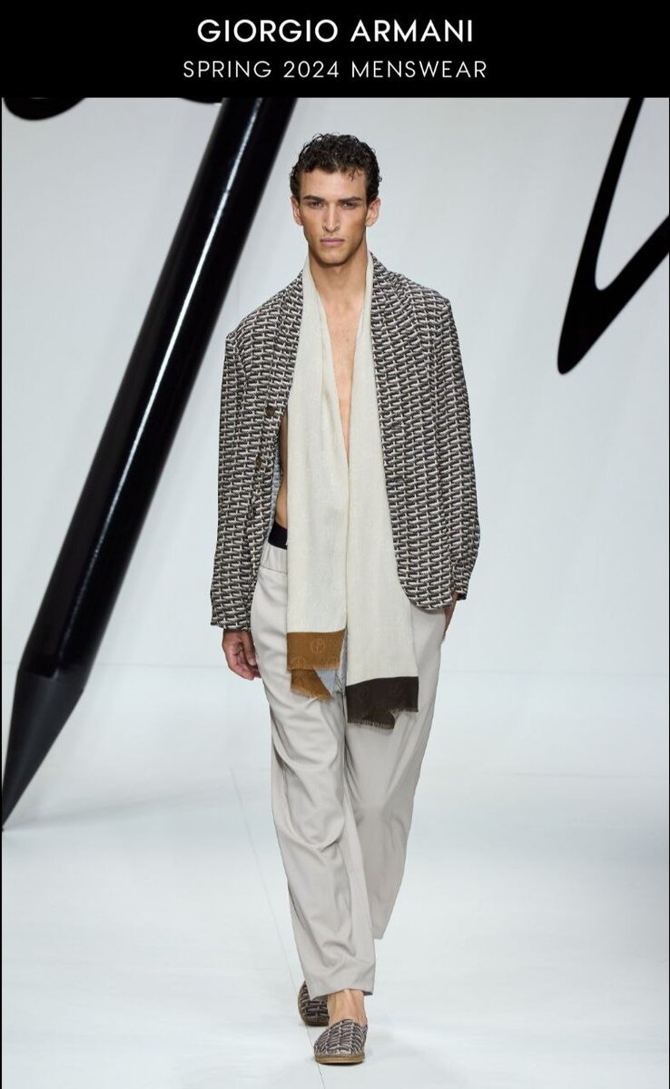 Если вы вяжете, то обновить привычный однотонный шарфик можно таким простым способом. Источник : VOGUE RUNWAY
