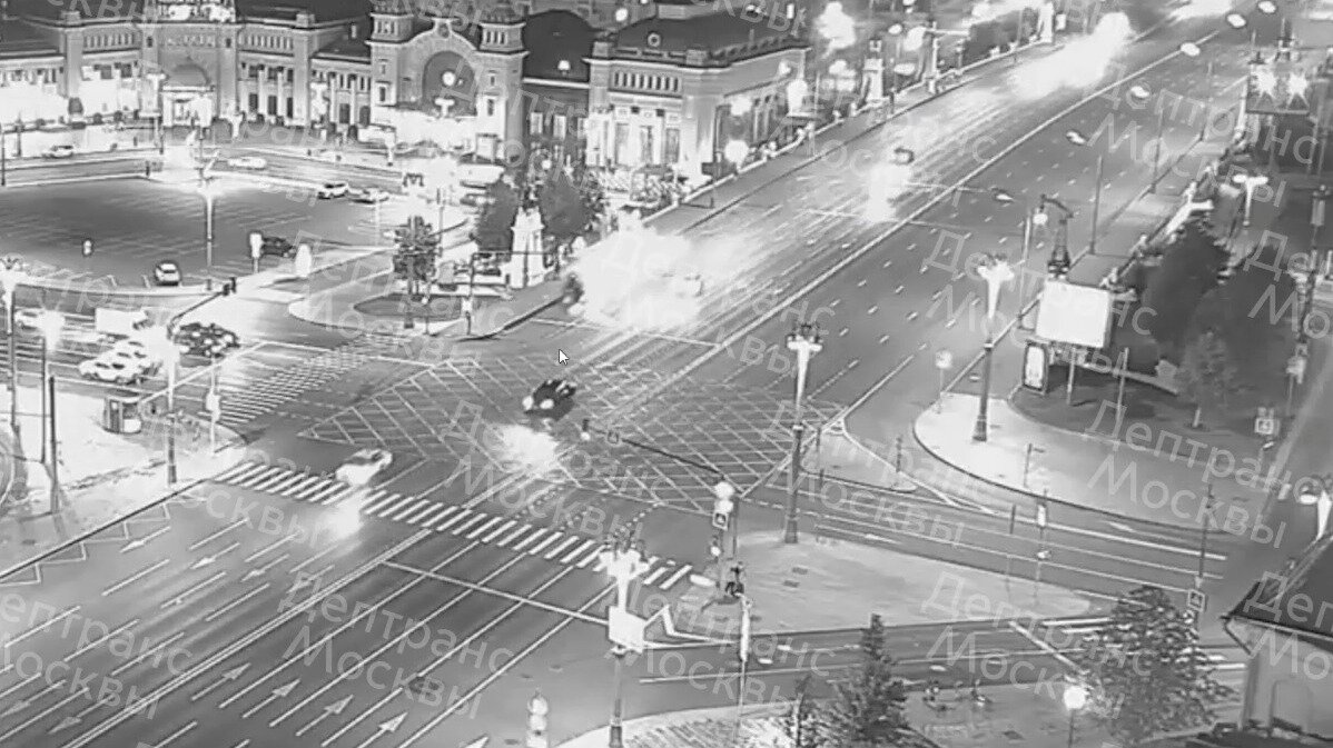     21-летний водитель за рулем Mercedes AMG GT не смог справиться с управлением. На высокой скорости иномарка снесла с дороги Skoda и опрокинулась. Травмы получили оба водителя, а также три пассажира Skoda.