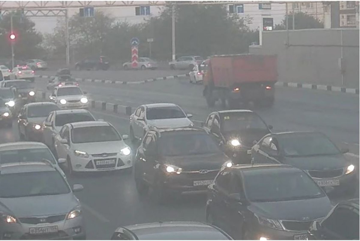    Мусоровоз регоператора «ЭкоЦентр» расплющил легковое авто в Волгограде