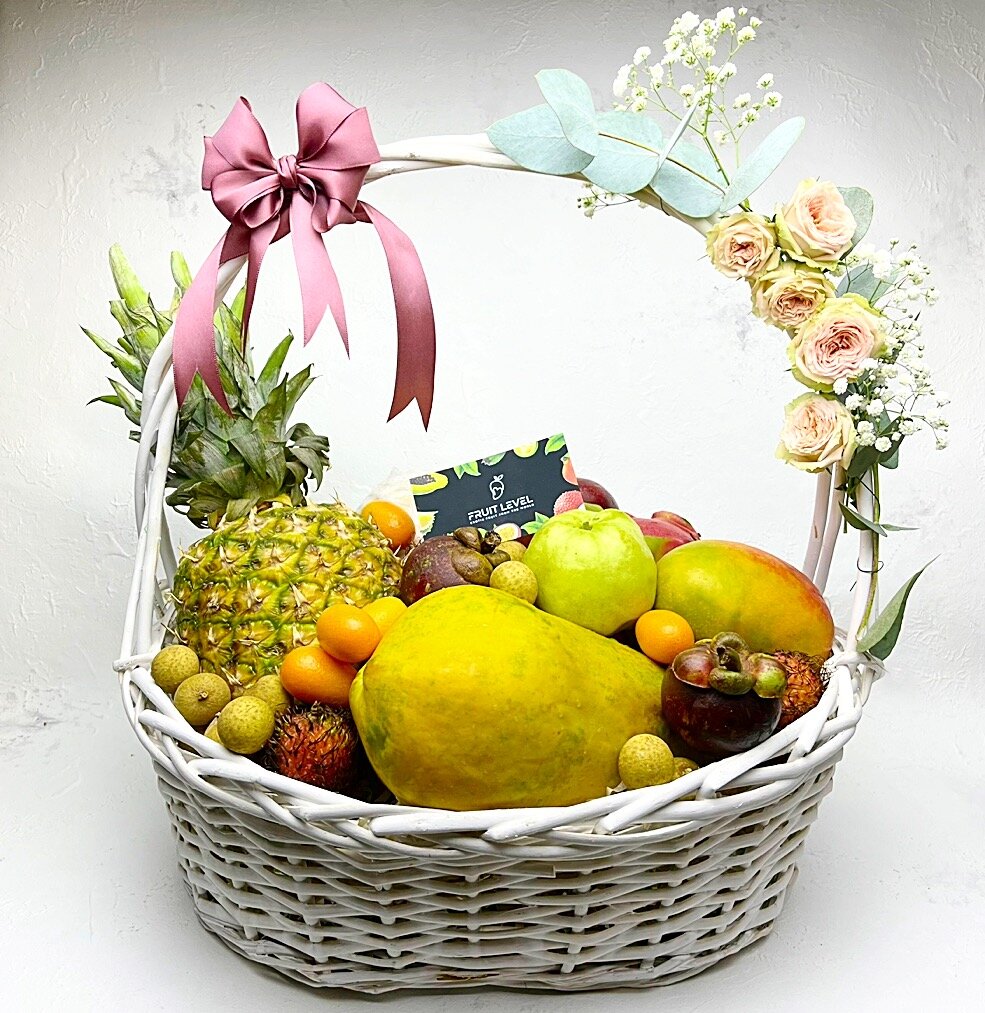Корзина с экзотическими фруктами
