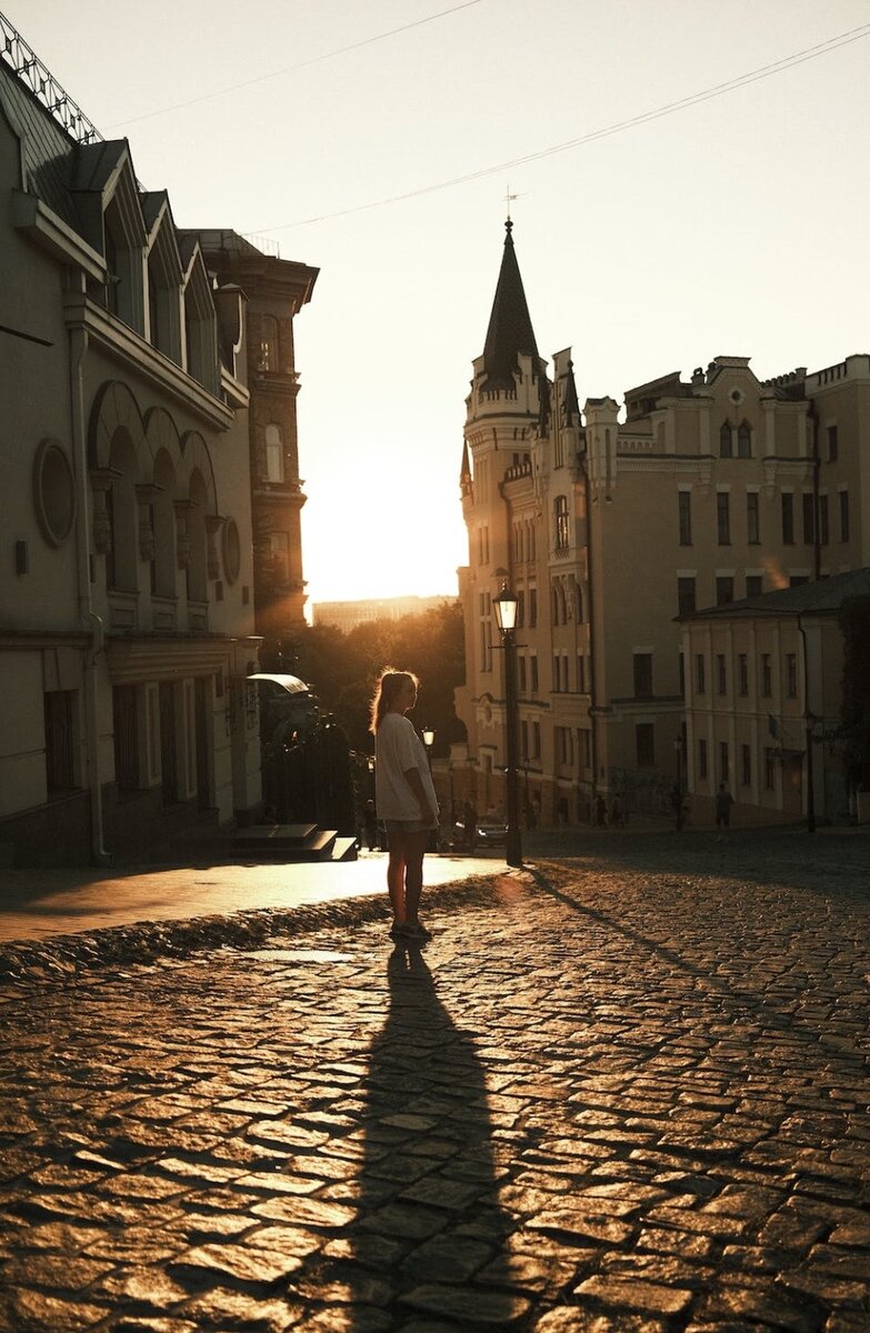 Тяжелая депрессия характеризуется наличием приступов отчаяния, продолжительную  бессонницу, существенную потерю интереса к повседневным делам, недостаток энергии, снижение концентрации, изменения в аппетите и изменение веса, частые мысли о смерти или самоубийстве.