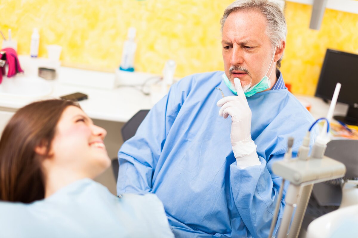 Стоматолог беседует с пациентом