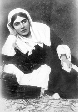 Хозяйства вести юная баронесса Юлия Петровна ну никак не умела. Даром, что мать ее была прибалтийскою немкою, а вот курицу у Варпаховских - Вревских часто к обеду подавали - пережаренною и шитье молодая баронесса роняла из рук, задумавшись ни о чем над книгою романной.. Все, должно быть, монастырский, пансионский, бред вспоминала, когда с подружками своими гуляла по парку институтскому, да собирала листья вязовые и кленовые, чтоб гербариум сделать.
***
А на что еще годны, эти"смоляночки" то? Только что- уставиться большими глазищами на какой нибудь предмет, да путать столовые приборы и чашки сервизные. Ночами напролет строчить что то в альбомах и тетрадях, и тормошить расспросами старого супруга: а какой был Мишель Лермонтов, а правда ли, что- сумрачен и невесел, а точно ли, что у него была своя система игры в штосс и вист, а "Маскераде" своем подглядел он зорко и в еще семейную драму Пушкина? Ни в чем Ипполита своего не упрекала, ни один карточный долг не вспомнила, да еще и возилась с детьми его: Машей, Павлушей, Петенькой. То шарады разыгрывали, то Тальберга терзали по нотам фортепьянным.. Никто же ведь не знал, что придется Юлии Петровне стать в одночасье, ослепительной и в трауре, 18 – летнею вдовой!

