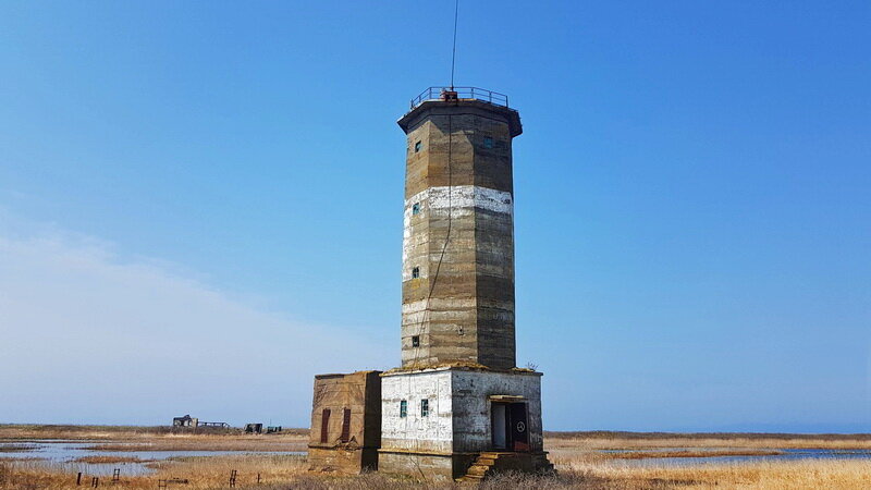 Самый мало освещённый в интернете автоматический атомный маяк "Весло", установленный в самой южной точке острова Кунашир на полуострове Весловский всего в 10 милях от Японии-поэтому с него в прямом смысле видно другую страну. 