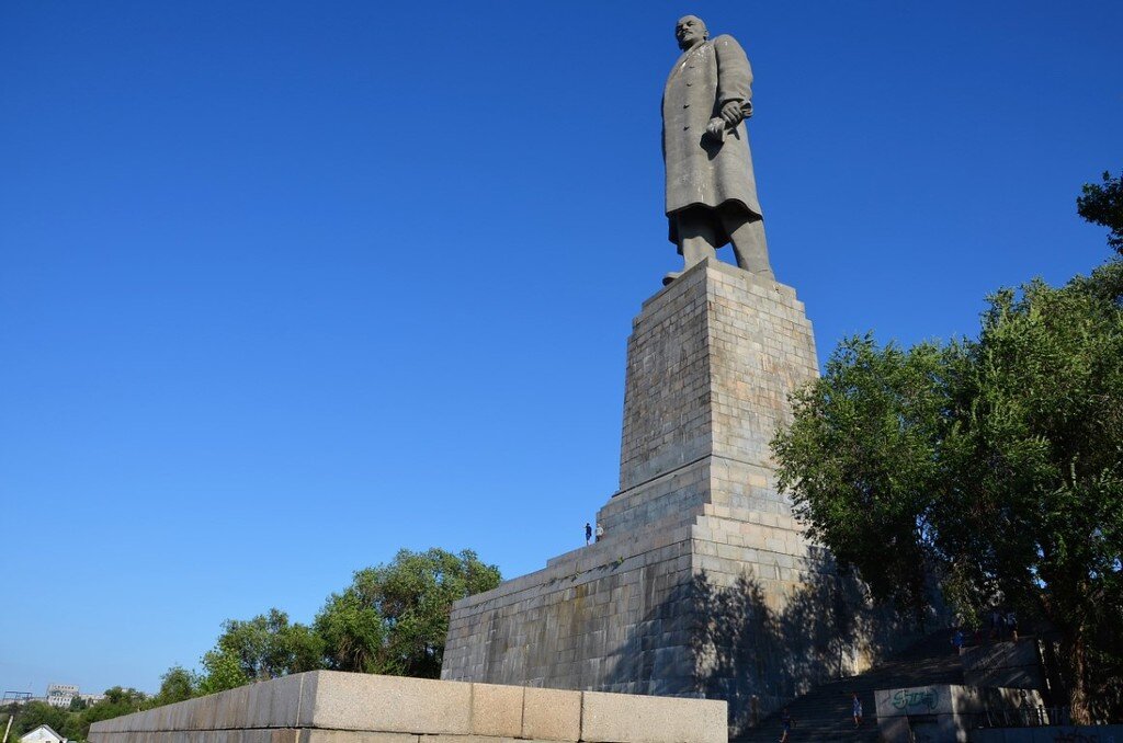 Памятник ленину у входа в волго донской. Памятник Ленину Волго-Донской канал. Волгодонской канал памятник Ленину. Волго-Донской канал статуя Сталина. Памятник Сталину Волго-Донской канал.