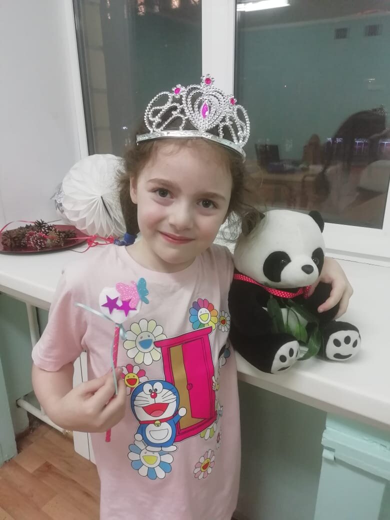 Наша китайская студия называется «Счастливая Панда», и иероглиф “панда” был едва ли не первым, который Саша научилась писать