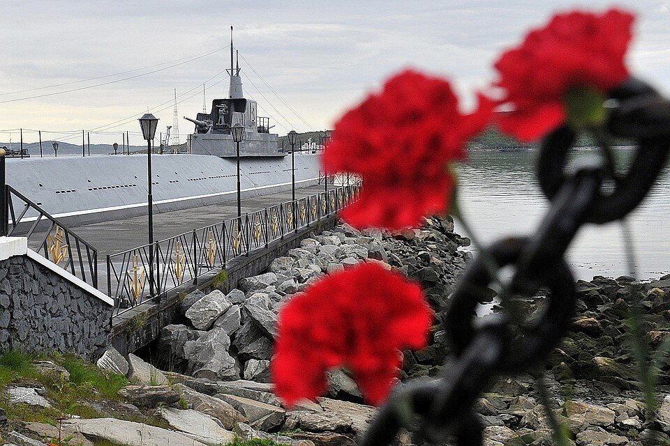 Мурманская область, Североморск. Цветы в порту города, принесенные в память о 14 моряках-подводниках. Фото Лев Федосеев/ТАСС