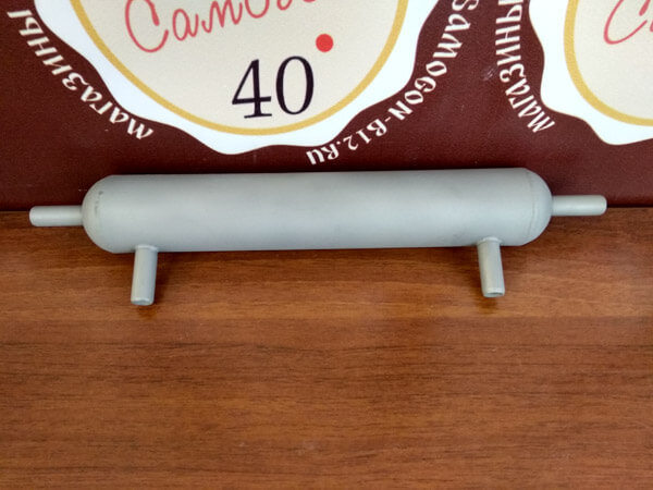 Простой кожухотрубный холодильник для самогонного аппарата с перегонным кубом не более 17 литров.