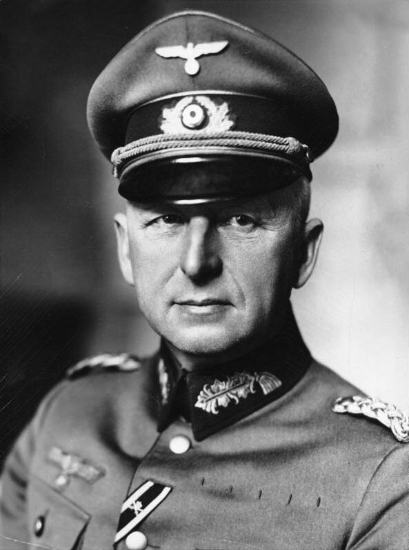 https://upload.wikimedia.org/wikipedia/commons/3/30/Bundesarchiv_Bild_183-H01758%2C_Erich_v._Manstein.jpg