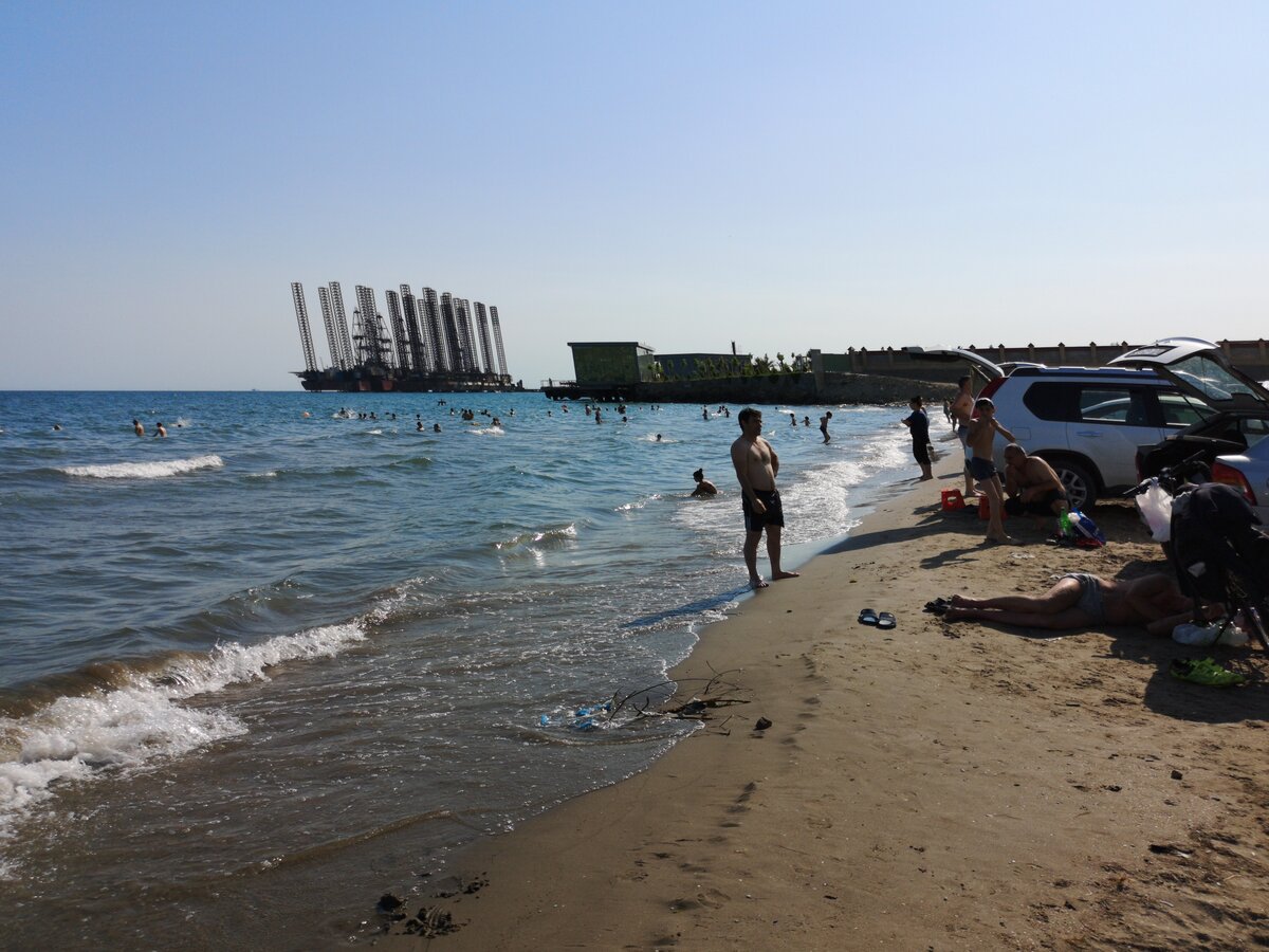 Отдых в азербайджане на море отзывы. Пляж Шихово в Баку. Каспийское море Баку пляж. Пляж Мардакян Баку. Пляж Нардаран Баку.