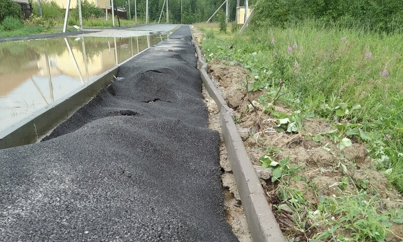 Можно ли укладывать асфальт в дождь. Укладка после дождя. Тротуар Нягань. Тротуар в Нягани Ямашев. Асфальт Нягань 2021.