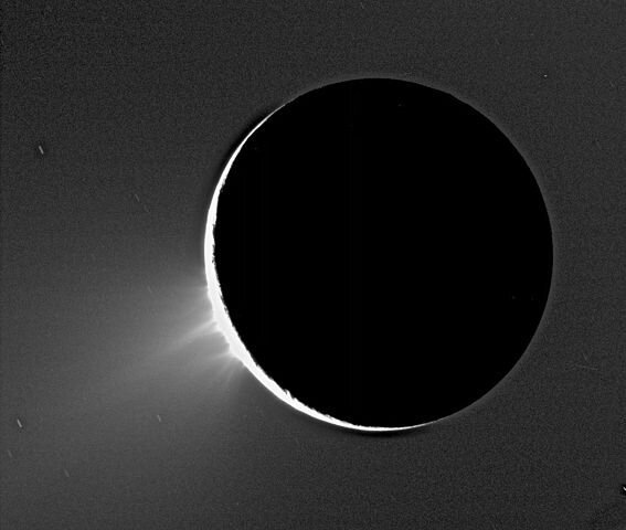 Струи жидкости, бьющие с поверхности Энцелада, Фото - NASA/JPL/Space Science Institute