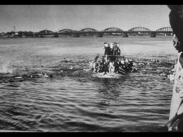 Спасающиеся на капитанском мостике затонувшего парохода.