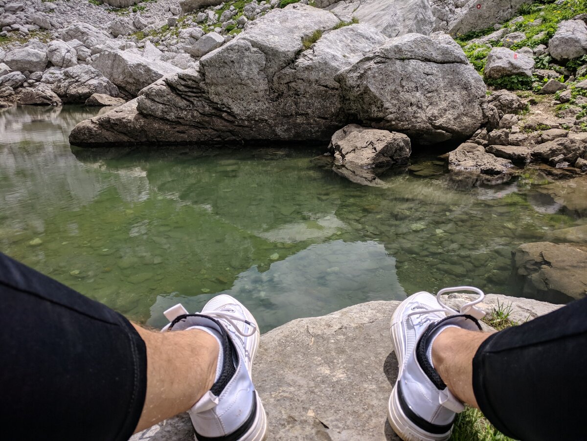 На берегу горного озера.