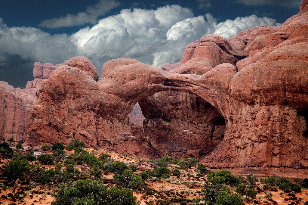  1. Национальный парк Арки, США. 
Американский Национальный парк Арки расположен в восточной части штата Юта и занимает площадь 309 квадратных километров. Красивейшие природные скальные арки образовались в результате процессов эрозии и выветривания, которые продолжаются здесь вот уже 150 миллионов лет. Эти арки стали настоящим символом штата Юта — даже на регистрационных номерах автомобилей изображены скальные арки. 
