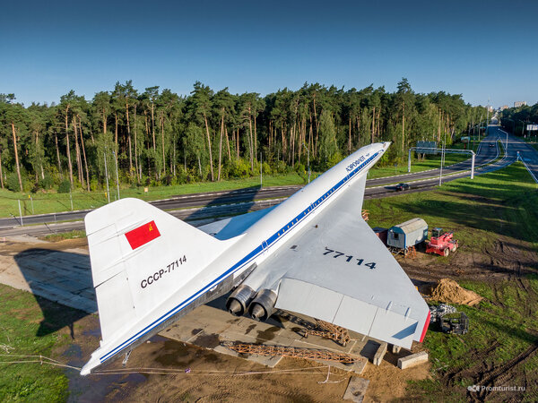 Ту-144 в Жуковском. Крылья на месте. Шасси на стойках ???