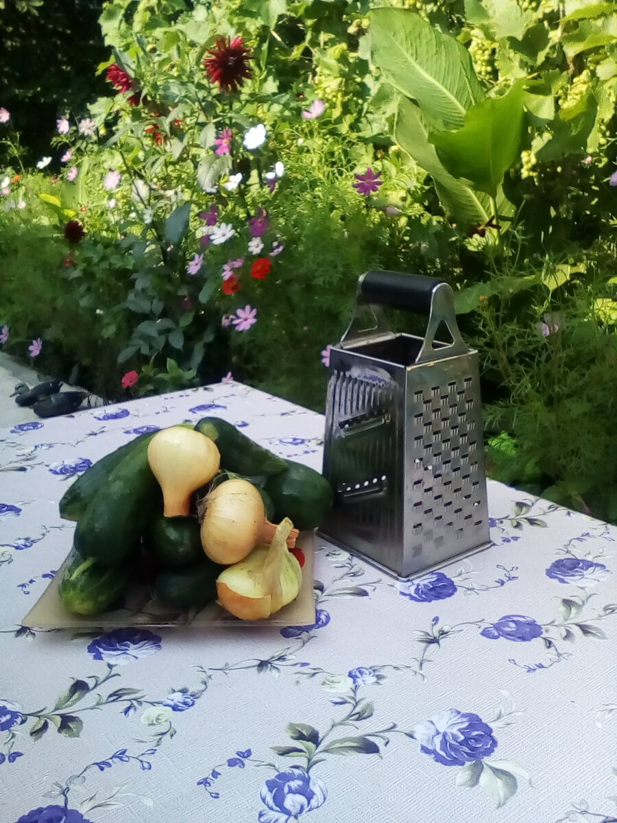Свежи огурцы, лук, уксус, масло, вода, сол и черни молоти перец