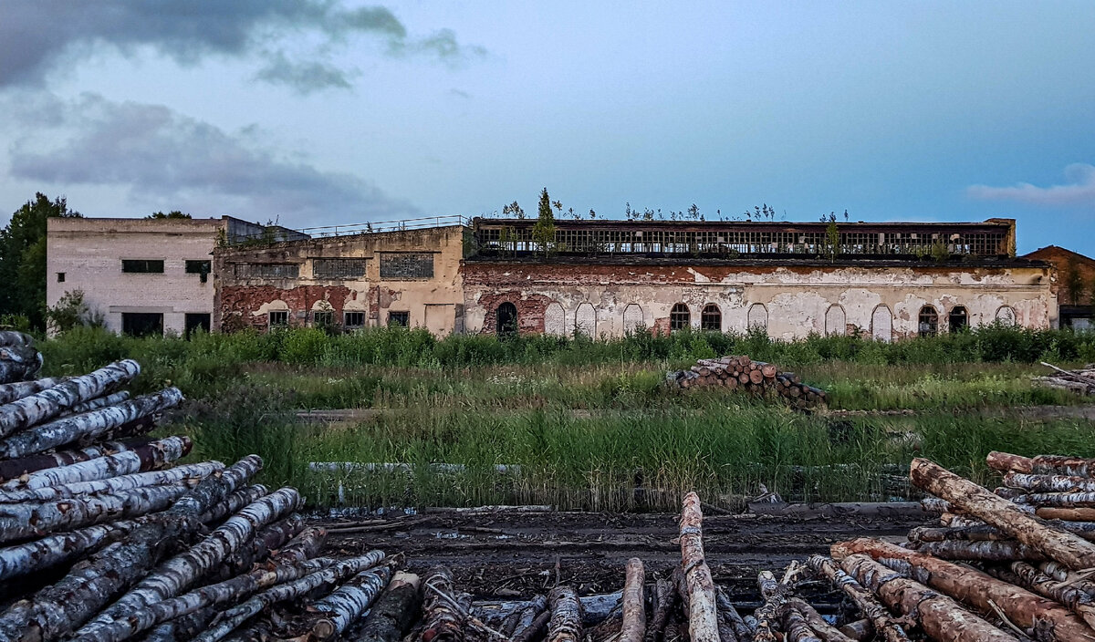 Хаос и запустение... Закрытое локомотивное депо Осташков ТЧ-34 наши дни. Фото: Алексей Алексеев