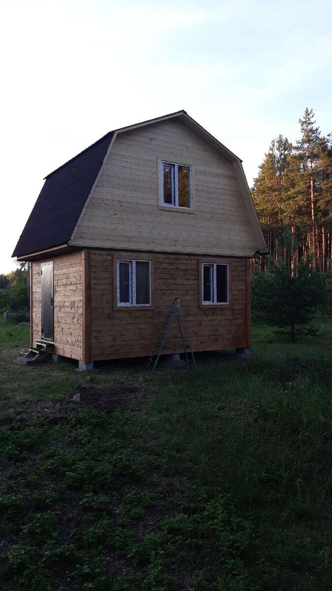 Покрашен первый этаж в 1 слой