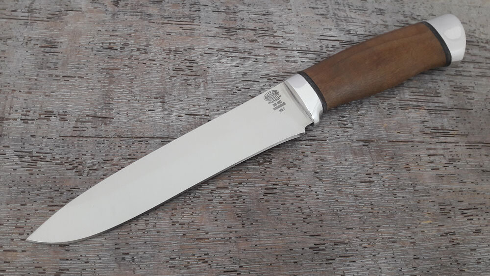 Надежные ножи производства «ЗЗОСС» изготавливаются из дамасских сталей и из ЭИ-107 (40Х10С2М).