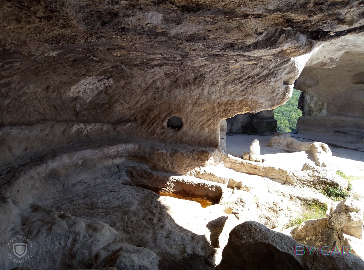 типичная пещера-жилище 