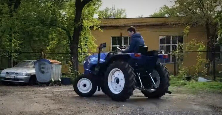 Малогабаритный колёсный трактор КрАСЗ-244 