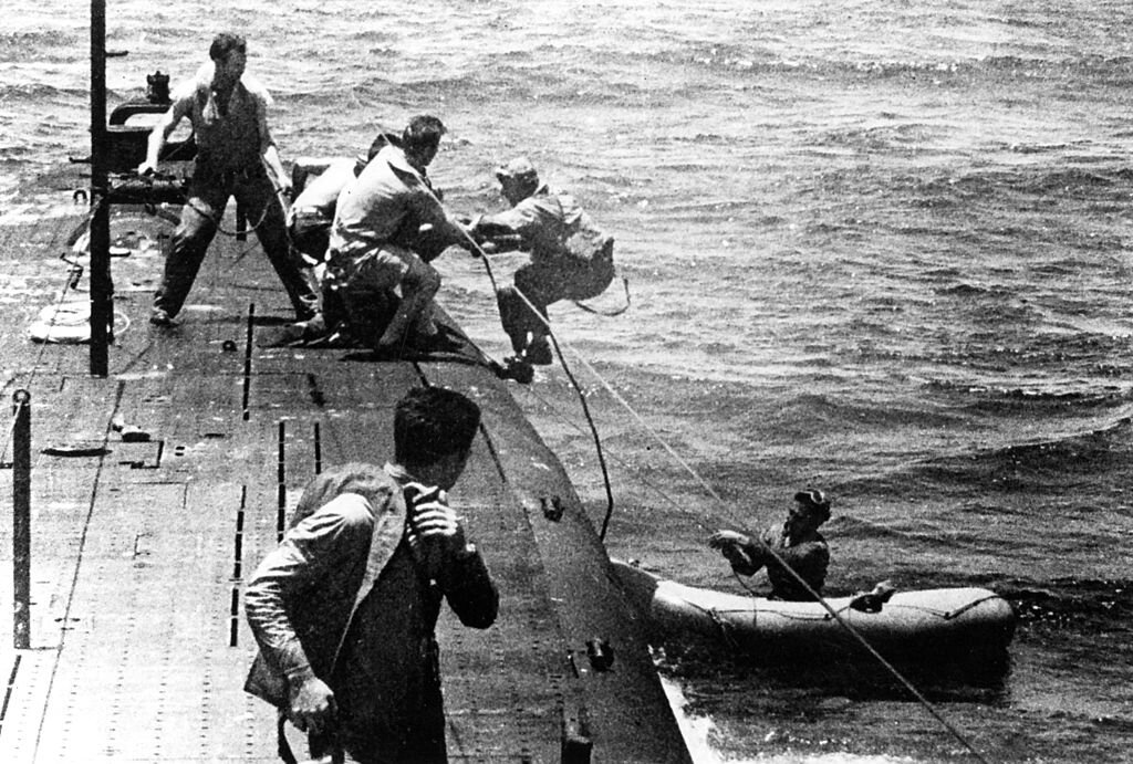 "Тэнг" (SS-306) спасает летчиков у острова Трук в 1944 году.