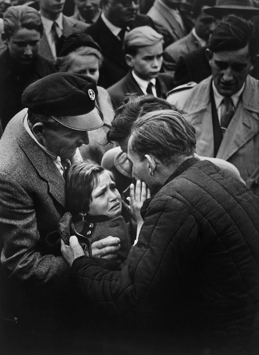 Ребенок впервые встречает своего отца в 1956 году / Источник: Helmuth Pirath / World Press Photo of the Year 1956