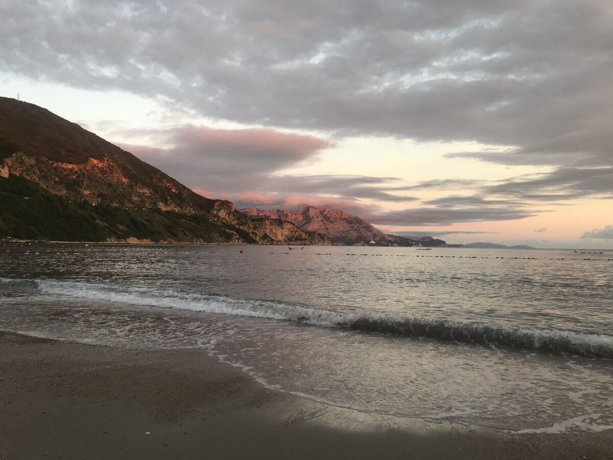 Море было спокойным. 