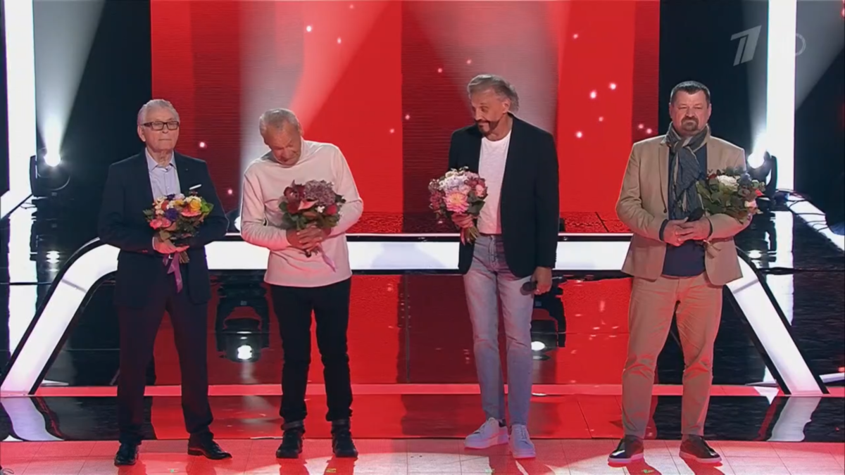 Команда Пелагеи на сцене при выборе наставника, скриншот Голос 60+. Нокауты