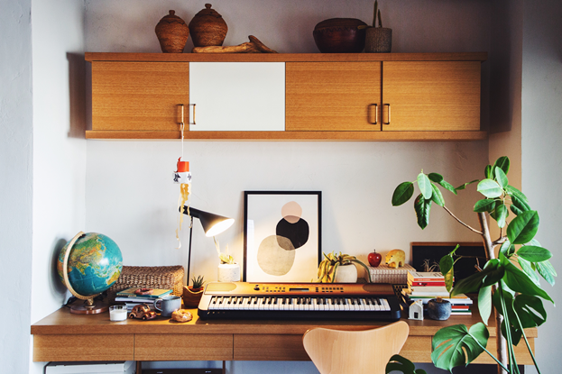 Эта ярко-экспрессивная модель отличается цветовой симметрией. Ее теплая колористическая палитра  характеризуется плавным перетеканием от насыщенно-коричневого цвета по краям панели к светло-коричневому оттенку в ее центральной части. Такой цветовой вариант синтезатора идеально дополнит интерьер дома, сделав его светлее.